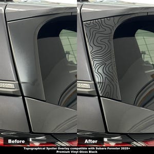 Może przedstawiać: Zdjęcia przed i po montażu spoilera tylnej szyby samochodu. Zdjęcie przed montażem przedstawia prosty, szary spoiler. Zdjęcie po montażu przedstawia spoiler z nakładką w postaci czarnego wzoru topograficznego. Tekst pod zdjęciami brzmi "Topographical Spoiler Overlay compatible with Subaru Forester 2025+ Premium Vinyl Gloss Black".