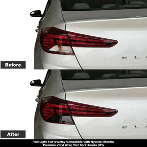 以下が含まれることがあります： テールライトにダークスモークのティントオーバーレイを施したシルバーのヒュンダイ・エラントラのビフォーアフター画像。画像の下には「Tail Light Tint Overlay Compatible with Hyundai Elantra Premium Vinyl Wrap Tint Dark Smoke 20%」というテキストが表示されています。