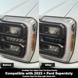 Könnte beinhalten: Vorher- und Nachher-Bilder eines weißen Pickups mit einem schwarzen Scheinwerfer. Das Nachher-Bild zeigt den Scheinwerfer mit einer dunklen Tönungsfolie. Der Text lautet "Headlight Turn Signal Vinyl Tint Wrap Overlay Compatible with 2023 + Ford Superduty Premium Vinyl Tint Wrap Light Smoke 50%"