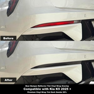 Puede incluir: Fotos antes y después de un coche blanco con una cubierta de vinilo para el tinte del reflector del parachoques trasero. La foto antes muestra las luces del reflector rojas. La foto después muestra las luces tintadas en humo oscuro al 20%. Compatible con Kia K5 2025+