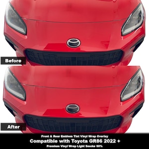 Puede incluir: Comparación del antes y el después de la parte delantera de un coche rojo, mostrando una superposición de vinilo. La imagen destaca los faros, el emblema y la parrilla. El texto indica la compatibilidad con el Toyota GR86 2022+ y un vinilo ahumado claro de primera calidad.