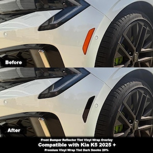 Puede incluir: Imágenes antes y después de un Kia K5 blanco con una cubierta de vinilo para tinte de reflector de parachoques delantero. La imagen anterior muestra el reflector en su color naranja original. La imagen posterior muestra el reflector teñido en humo oscuro. El texto dice: "Cubierta de vinilo para tinte de reflector de parachoques delantero Compatible con Kia K5 2025+ Vinilo de calidad superior Tinte de humo oscuro 20%"