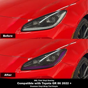 Può includere: Immagine comparativa di un faro di un'auto rossa prima e dopo l'applicazione di una pellicola oscurante in vinile viola. I testi recitano "Prima" e "Dopo". Il testo in basso indica "DLR Tiint Vinyl Overlay Compatible with Toyota GR 86 2022 + Premium Vinyl Wrap Tint Purple".