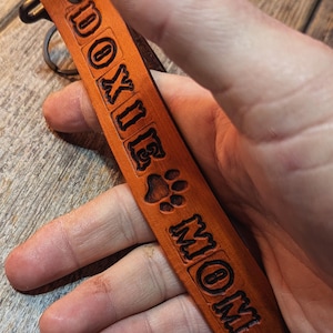 Handgefertigtes Schlüsselband aus Leder für Mamas von Doxie Hunden. Handgestempelt, geschnitten und gefärbt - einzigartiges Schlüsselband - taktisches Karabinerhaken