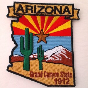 Può includere: Toppa ricamata che rappresenta lo stato dell'Arizona. Presenta un contorno stilizzato dello stato con una bandiera rossa, gialla e blu, un cactus, una catena montuosa e il testo "Grand Canyon State 1912".
