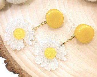 Daisy Dangles Ear Plugs - Flower Resin Gauges - Pair - Double Flare Gauge - Sizes: 6mm 8mm 10mm 12mm 14mm 16mm 18mm 20mm 22mm 24mm 26mm 28mm