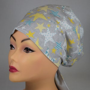 MEDIUM Evie Slouchy Scrub Cap, Grey with large stars