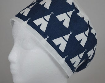 Touca cirúrgica estilo cirurgião, azul marinho com detalhes brancos, blusa e gravata.