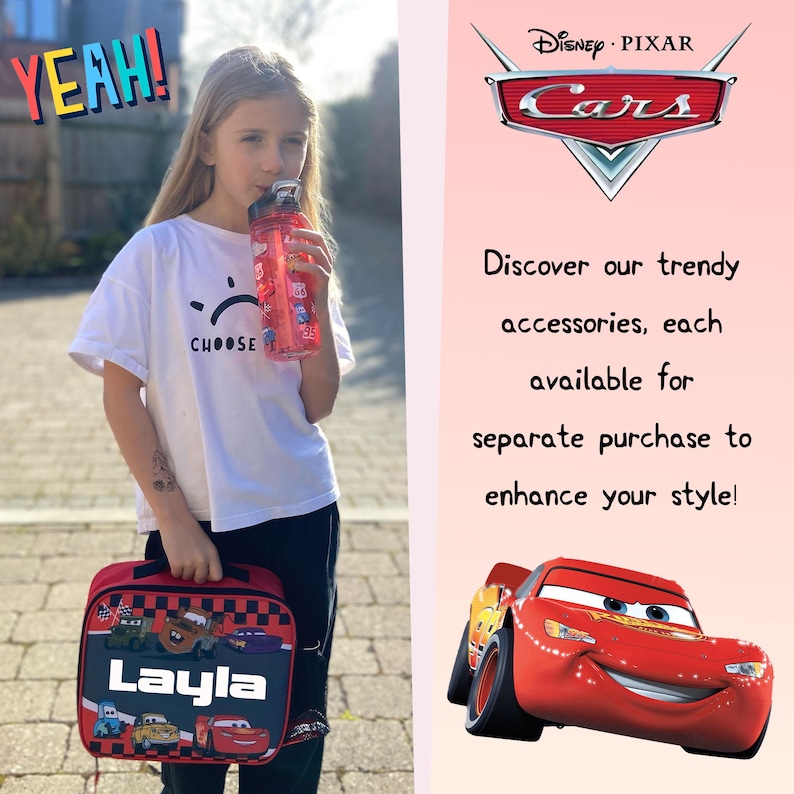 Pode incluir: Uma lancheira vermelha e preta com o nome "Layla" e personagens do filme Carros. Uma garrafa de &aacute;gua transparente com detalhes vermelhos &eacute; segurada por uma pessoa vestindo uma camiseta branca com a palavra "CHOOSE".