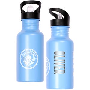 Könnte beinhalten: Zwei hellblaue Wasserflaschen mit schwarzen Deckeln. Eine Flasche zeigt das weiße Manchester City-Logo und die andere den Namen "OLIVER" vertikal in Weiß gedruckt. Beide Flaschen haben einen schwarzen Griff.