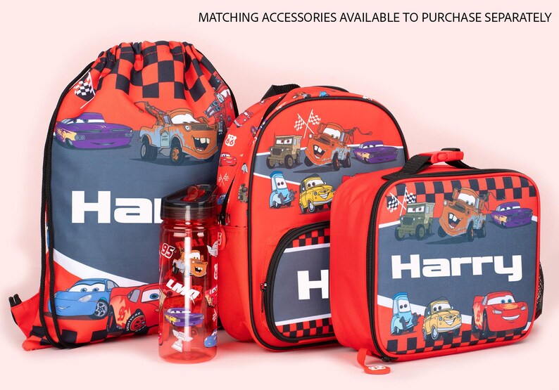 Pode incluir: Um conjunto de acess&oacute;rios vermelhos e azuis com o tema Carros, incluindo uma bolsa com cord&atilde;o, uma mochila, uma garrafa de &aacute;gua e uma lancheira. Os itens apresentam gr&aacute;ficos de carros de desenho animado e o nome "Harry".