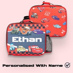 Pode incluir: Duas lancheiras vermelhas e pretas com tema Cars. Uma bolsa apresenta uma borda quadriculada e o nome "Ethan" em branco. A outra bolsa tem um fundo vermelho com v&aacute;rias ilustra&ccedil;&otilde;es de carros. Ambas as bolsas t&ecirc;m um bolso lateral de malha preta e uma al&ccedil;a vermelha.