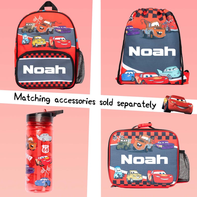 Pode incluir: Conjunto de acess&oacute;rios infantis com desenhos de carros de desenho animado. Inclui uma mochila vermelha, uma bolsa com cord&atilde;o, uma garrafa de &aacute;gua e uma lancheira. Cada item tem o nome "Noah" e gr&aacute;ficos de carros.