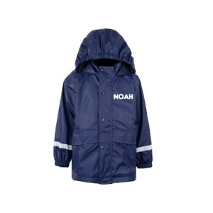 Fringoo - Personalisierter Kinder Regenmantel - Dunkelblaue wasserdichte Jacke für Kinder - Personalisierter Namensanhänger - Maschinenwäsche - Leichter Mantel