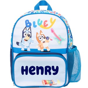 Sac à dos personnalisé Bluey pour enfants, sac pour tout-petits, poche pour bouteille d'eau en filet, poches frontales zippées, personnalisé avec un nom bleu clair