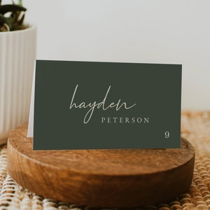 Bosgroene kaartsjabloon bruiloft | Olijfgroene plaatskaarten voor bruiloften met namen | Bruiloftsdecoratie bos | Afdrukbare plaatskaarten