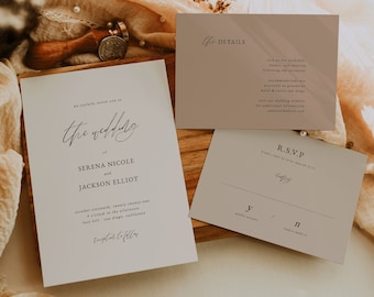 Op de afbeelding: Elegant trouwuitnodigingspakket met een hoofduitnodiging, een detailkaart en een RSVP-kaart. De uitnodigingen zijn wit met zwarte kalligrafie en een minimalistisch ontwerp. De detailkaart is een gedempt roze.