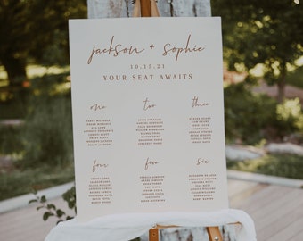 Puede incluir: Un diagrama de asientos de boda blanco con caligrafía marrón. El diagrama está titulado "Jackson + Sophie" y enumera los nombres de los invitados bajo los encabezados "Uno", "Dos", "Tres", "Cuatro", "Cinco" y "Seis".