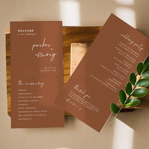 Pode incluir: Um conjunto de três cartões marrons com texto branco. O primeiro cartão diz "Bem-vindos ao casamento de Parker + Emory 10.15.21 Aspen, CO". O segundo cartão diz "A cerimônia" e lista a ordem dos eventos. O terceiro cartão diz "A festa de casamento" e lista os nomes dos membros da festa de casamento. O último cartão diz "Obrigado por passar este dia especial conosco. Estamos ansiosos para celebrar com vocês após a cerimônia! Com todo o nosso amor - P + E"