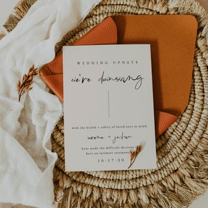Plantilla de anuncio de boda más pequeña — Tarjeta de ceremonia de boda íntima — Anuncio de boda por COVID — Anuncio de actualización de boda más pequeña