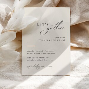 Puede incluir: Una invitaci&oacute;n minimalista para el D&iacute;a de Acci&oacute;n de Gracias con el texto "Let's gather, join us for Thanksgiving" en una fuente cursiva. La invitaci&oacute;n incluye la fecha, la hora y la ubicaci&oacute;n del evento.