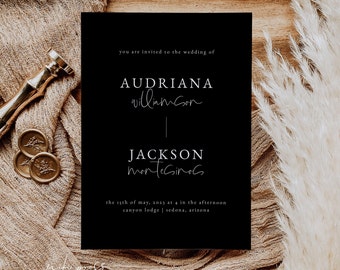 Könnte beinhalten: Schwarze Hochzeitseinladungskarte mit weißem Text. Der Text lautet: "Sie sind herzlich eingeladen zur Hochzeit von Audriana Williamson und Jackson Montesinos, am 15. Mai 2023 um 16:00 Uhr, canyon lodge | Sedona, Arizona."