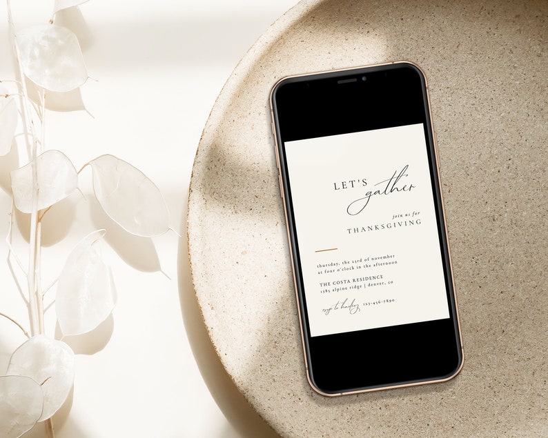 Puede incluir: Un tel&eacute;fono inteligente que muestra una invitaci&oacute;n a la cena de Acci&oacute;n de Gracias con el texto "Let's gather... for Thanksgiving" y detalles sobre el evento. La invitaci&oacute;n est&aacute; sobre un fondo blanco.