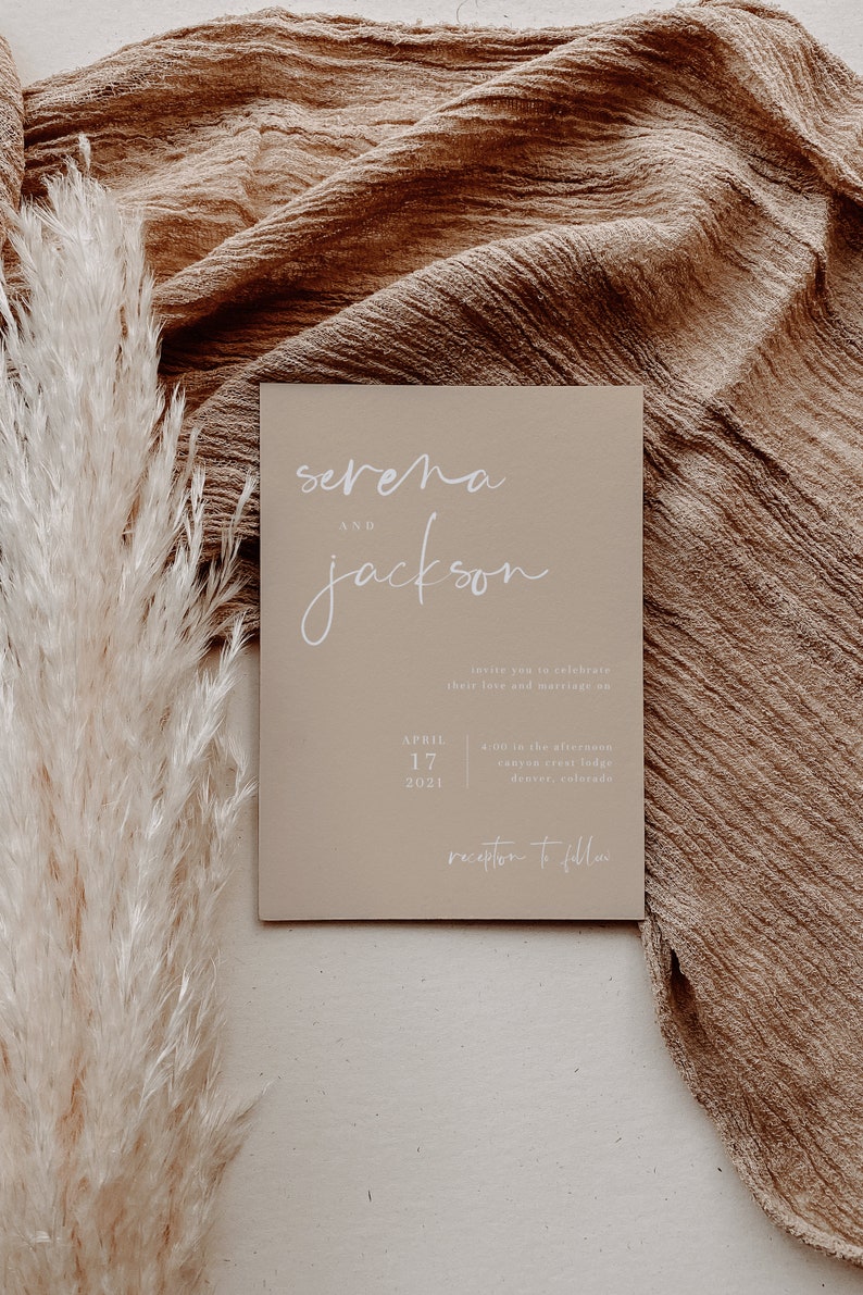 Puede incluir: Una invitaci&oacute;n de boda beige con los nombres "Serena y Jackson" en escritura blanca. La fecha es el 17 de abril de 2021 y el lugar es Canyon Crest Lodge en Denver, Colorado. La invitaci&oacute;n dice "Invite you to celebrate their love and marriage on... Reception to follow."
