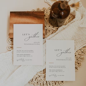 Puede incluir: Dos tarjetas blancas con un dise&ntilde;o minimalista, que presentan el texto "Let's gather" en una fuente de escritura. Las tarjetas est&aacute;n colocadas sobre un fondo de superficie marr&oacute;n claro y un mantel individual de macram&eacute; tejido. El texto en las tarjetas dice "Let's gather, join us for Thanksgiving, Thursday, the 23rd of November at four o'clock in the afternoon, The Costa Residence, 1381 Alpine Ridge | Denver, CO, RSVP to Harley, 123-456-7890".