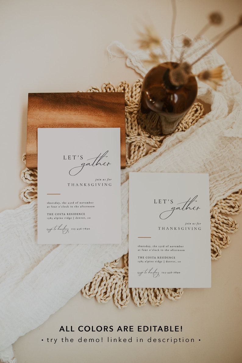 Puede incluir: Dos tarjetas blancas con un dise&ntilde;o minimalista, que presentan el texto "Let's gather" en una fuente de escritura. Las tarjetas est&aacute;n colocadas sobre un fondo de superficie marr&oacute;n claro y un mantel individual de macram&eacute; tejido. El texto en las tarjetas dice "Let's gather, join us for Thanksgiving, Thursday, the 23rd of November at four o'clock in the afternoon, The Costa Residence, 1381 Alpine Ridge | Denver, CO, RSVP to Harley, 123-456-7890".