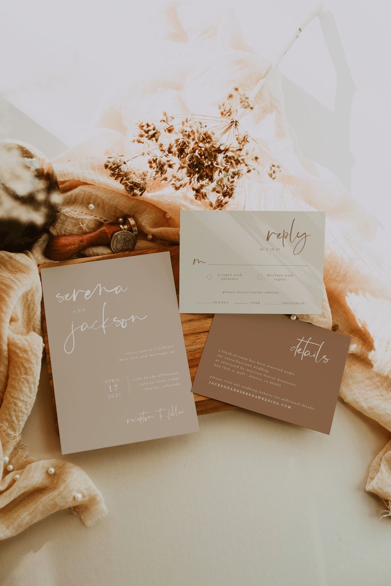 Puede incluir: Un conjunto de invitaciones de boda con fondo marr&oacute;n claro y texto blanco. La invitaci&oacute;n incluye los nombres "Serena y Jackson", la fecha "17 de abril de 2021" y la ubicaci&oacute;n "Recepci&oacute;n a continuaci&oacute;n". La tarjeta RSVP tiene un fondo gris claro con un cuadro de texto marr&oacute;n que dice "Responder antes del 3.18.21". La tarjeta de detalles tiene un fondo marr&oacute;n con texto blanco que dice "Detalles" e incluye el sitio web "JACKSONANDSERENAWEDDING.COM".
