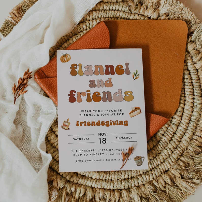 Pode incluir: Um convite Friendsgiving com as palavras "flannel and friends" em uma fonte retr&ocirc;. O convite est&aacute; em um fundo branco com detalhes em laranja e marrom, e inclui a data, hora e local.
