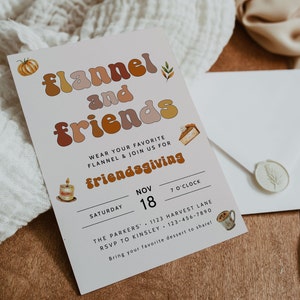 Pode incluir: Um cart&atilde;o de convite branco com o texto "flannel and friends" em letras de estilo retro. O cart&atilde;o inclui detalhes para um evento de A&ccedil;&atilde;o de Gra&ccedil;as com amigos, com ilustra&ccedil;&otilde;es de ab&oacute;bora, torta, vela e x&iacute;cara de caf&eacute;. A data &eacute; 18 de novembro.