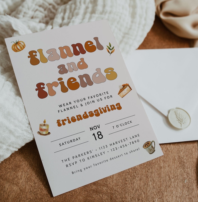 Pode incluir: Um cart&atilde;o de convite branco com o texto "flannel and friends" em letras de estilo retro. O cart&atilde;o inclui detalhes para um evento de A&ccedil;&atilde;o de Gra&ccedil;as com amigos, com ilustra&ccedil;&otilde;es de ab&oacute;bora, torta, vela e x&iacute;cara de caf&eacute;. A data &eacute; 18 de novembro.