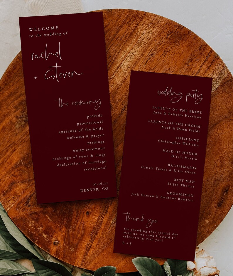 Puede incluir: Dos tarjetas de ceremonia de boda color burdeos con texto dorado. La tarjeta de la izquierda enumera el orden de la ceremonia, incluyendo preludio, procesi&oacute;n, entrada de la novia, bienvenida y oraci&oacute;n, lecturas, ceremonia de unidad, intercambio de votos y anillos, declaraci&oacute;n de matrimonio y salida. La tarjeta de la derecha enumera la fiesta de bodas, incluyendo los padres de la novia y el novio, el oficiante, la dama de honor, las damas de honor, el padrino y los padrinos. La parte inferior de la tarjeta de la derecha dice "Gracias por pasar este d&iacute;a especial con nosotros. Esperamos celebrar con ustedes! R+S"