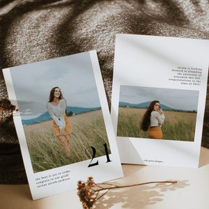 Puede incluir: Una tarjeta de anuncio de graduaci&oacute;n con una foto de una mujer en un campo. La tarjeta es blanca con texto negro que dice "the best is yet to come. congrats to our grad! serena nicole jackson" y "serena is looking forward to attending the university of wisconsin this fall. congratulations to the class of 2021!" El n&uacute;mero 21 est&aacute; impreso en negro en la parte superior de la tarjeta.