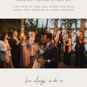 Op de afbeelding: Een bruid en bruidegom dansen onder de sterren op hun huwelijksreceptie. Het paar wordt omringd door hun gasten, die fakkels vasthouden. De tekst "love always. niki" staat op de afbeelding. De bijschrift bevat ook de tekst "instagram: @nikipress.designs".