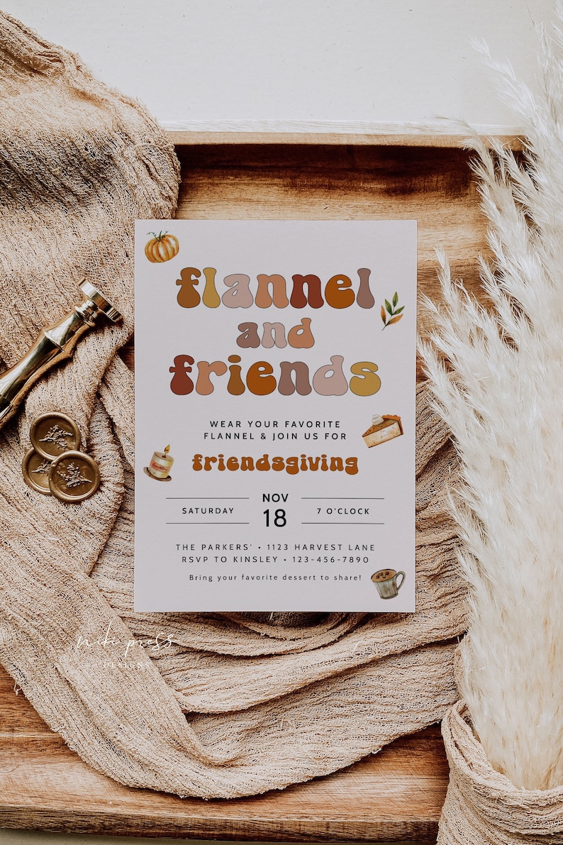 Pode incluir: Um convite retangular com as palavras "flannel and friends" em letras de estilo retr&ocirc;. O convite inclui a data, hora e local de um evento Friendsgiving, com ilustra&ccedil;&otilde;es decorativas de uma ab&oacute;bora, bolo e x&iacute;cara de caf&eacute;.