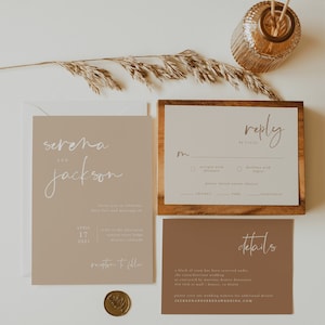 Puede incluir: Un conjunto de invitaciones de boda con fondo marr&oacute;n y texto blanco. La invitaci&oacute;n incluye los nombres "Serena y Jackson", la fecha "17 de abril de 2021" y la hora "4:00 de la tarde". La tarjeta RSVP incluye el texto "Responder antes del 3.10.31" y opciones para elegir la comida: "Pollo", "Cerdo" y "Vegetariano". La tarjeta de detalles incluye el texto "Se ha reservado un bloque de habitaciones bajo el nombre de Costa Harrison Wedding en el Courtyard by Marriott Denver Downtown 834 18th St Mall, Denver, CO 80202. Visite nuestro sitio web de bodas para obtener m&aacute;s detalles JACKSONANDSERENAWEDDING.COM"