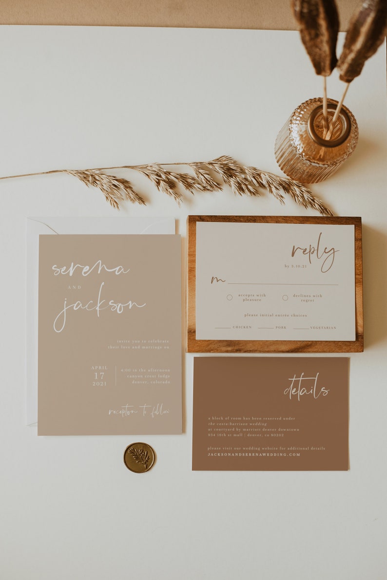 Puede incluir: Un conjunto de invitaciones de boda con fondo marr&oacute;n y texto blanco. La invitaci&oacute;n incluye los nombres "Serena y Jackson", la fecha "17 de abril de 2021" y la hora "4:00 de la tarde". La tarjeta RSVP incluye el texto "Responder antes del 3.10.31" y opciones para elegir la comida: "Pollo", "Cerdo" y "Vegetariano". La tarjeta de detalles incluye el texto "Se ha reservado un bloque de habitaciones bajo el nombre de Costa Harrison Wedding en el Courtyard by Marriott Denver Downtown 834 18th St Mall, Denver, CO 80202. Visite nuestro sitio web de bodas para obtener m&aacute;s detalles JACKSONANDSERENAWEDDING.COM"