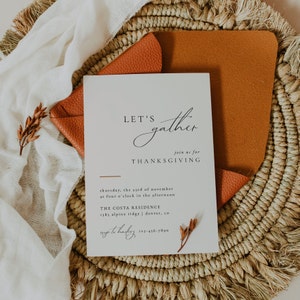 Puede incluir: Una tarjeta de invitaci&oacute;n blanca con texto marr&oacute;n que dice "Let's gather join us for Thanksgiving" e incluye detalles para una reuni&oacute;n de Acci&oacute;n de Gracias. La tarjeta est&aacute; sobre un fondo marr&oacute;n tejido.