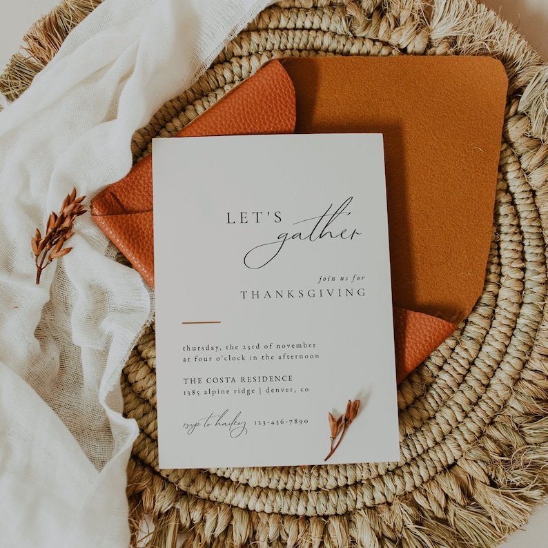 Puede incluir: Una tarjeta de invitaci&oacute;n blanca con texto marr&oacute;n que dice "Let's gather join us for Thanksgiving" e incluye detalles para una reuni&oacute;n de Acci&oacute;n de Gracias. La tarjeta est&aacute; sobre un fondo marr&oacute;n tejido.