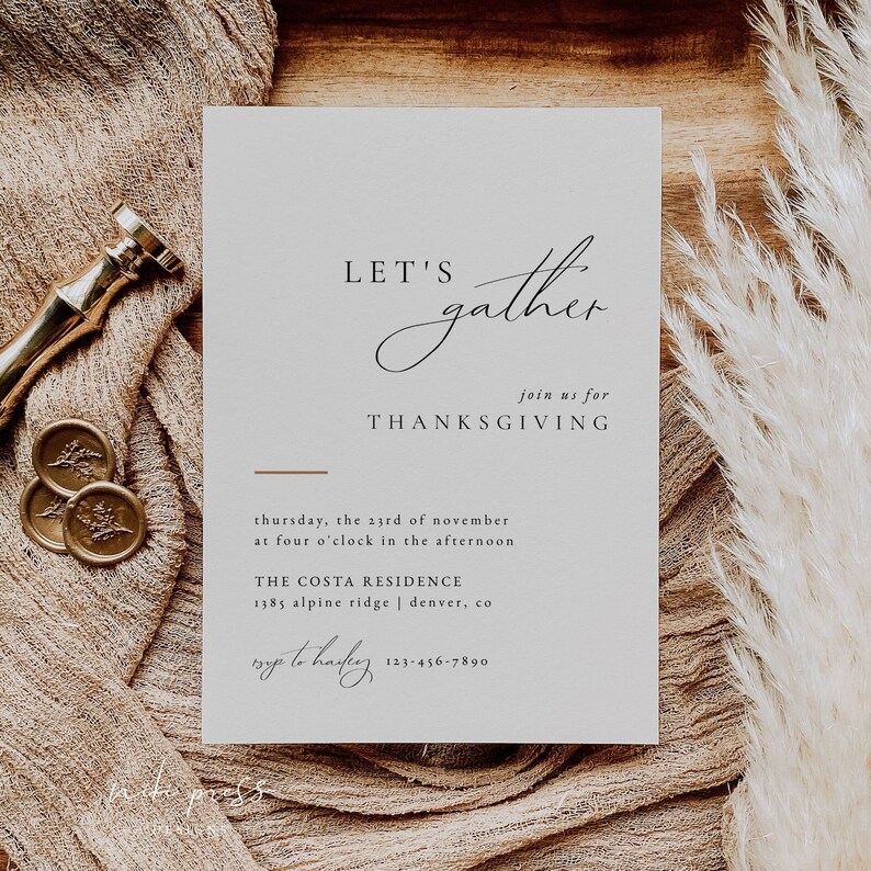 Puede incluir: Una invitaci&oacute;n minimalista para el D&iacute;a de Acci&oacute;n de Gracias con el texto "LET'S gather join us for THANKSGIVING" en una fuente de caligraf&iacute;a moderna. La invitaci&oacute;n detalla la fecha, la hora y la ubicaci&oacute;n del evento: "Jueves, 23 de noviembre a las cuatro en punto de la tarde. THE COSTA RESIDENCE 1385 alpine ridge | denver, co. rsvp to harley 123-456-7890"