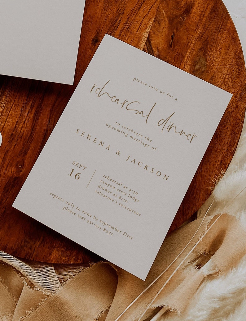 Puede incluir: Una tarjeta de invitaci&oacute;n de color gris claro con texto marr&oacute;n que anuncia una cena de ensayo para Serena y Jackson el 16 de septiembre. La tarjeta incluye detalles sobre los lugares y horarios del ensayo y la cena, as&iacute; como un n&uacute;mero de contacto para las RSVP.