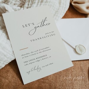Puede incluir: Una invitaci&oacute;n minimalista para el D&iacute;a de Acci&oacute;n de Gracias con el texto "LET'S gather" en una elegante escritura cursiva. La invitaci&oacute;n detalla una reuni&oacute;n en The Costa Residence el jueves 23 de noviembre a las 4:00 PM. La direcci&oacute;n es 1385 Alpine Ridge, Denver, CO. El n&uacute;mero de tel&eacute;fono es 123-456-7890.