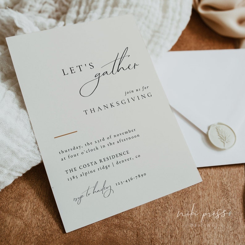 Puede incluir: Una invitaci&oacute;n minimalista para el D&iacute;a de Acci&oacute;n de Gracias con el texto "LET'S gather" en una elegante escritura cursiva. La invitaci&oacute;n detalla una reuni&oacute;n en The Costa Residence el jueves 23 de noviembre a las 4:00 PM. La direcci&oacute;n es 1385 Alpine Ridge, Denver, CO. El n&uacute;mero de tel&eacute;fono es 123-456-7890.
