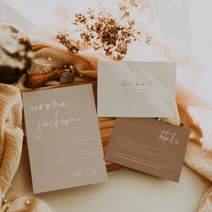 Puede incluir: Un conjunto de invitaciones de boda en tonos beige y marr&oacute;n. La invitaci&oacute;n presenta los nombres "Serena y Jackson" en una fuente de letra manuscrita. La tarjeta RSVP incluye el texto "details" y la direcci&oacute;n del sitio web "JACKSONANDSERENAWEDDING.COM".