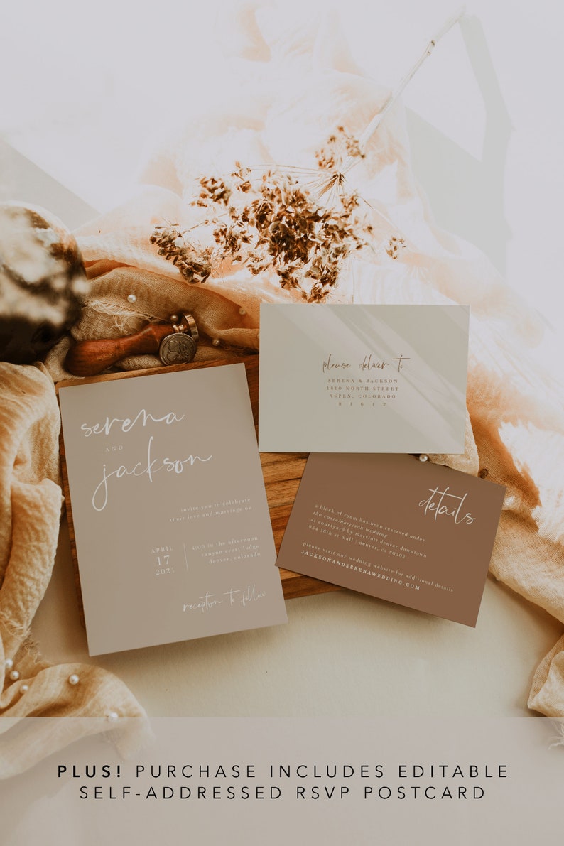 Puede incluir: Un conjunto de invitaciones de boda en tonos beige y marr&oacute;n. La invitaci&oacute;n presenta los nombres "Serena y Jackson" en una fuente de letra manuscrita. La tarjeta RSVP incluye el texto "details" y la direcci&oacute;n del sitio web "JACKSONANDSERENAWEDDING.COM".