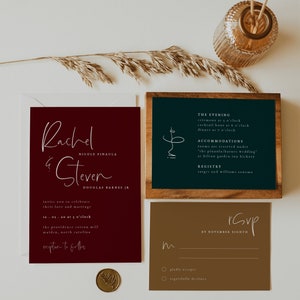 Puede incluir: Una invitaci&oacute;n de boda color burdeos con caligraf&iacute;a blanca para Rachel y Steven, con la fecha y la ubicaci&oacute;n de la boda. Una tarjeta verde con detalles sobre la recepci&oacute;n de la boda, incluyendo la hora y la ubicaci&oacute;n. Una tarjeta RSVP marr&oacute;n con un RSVP en caligraf&iacute;a blanca y una l&iacute;nea para el nombre del invitado.