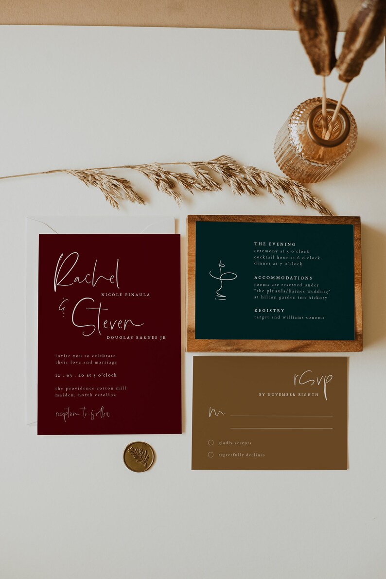 Puede incluir: Una invitaci&oacute;n de boda color burdeos con caligraf&iacute;a blanca para Rachel y Steven, con la fecha y la ubicaci&oacute;n de la boda. Una tarjeta verde con detalles sobre la recepci&oacute;n de la boda, incluyendo la hora y la ubicaci&oacute;n. Una tarjeta RSVP marr&oacute;n con un RSVP en caligraf&iacute;a blanca y una l&iacute;nea para el nombre del invitado.